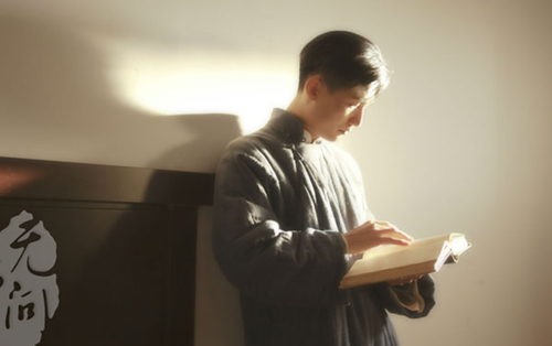 只問敢勇，無問西東